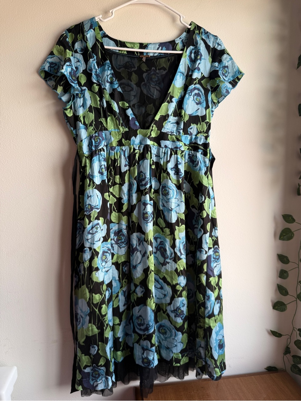 Free People 100% Silk Black Dress Blue Floral Print Mesh Lining V Neck Size 6